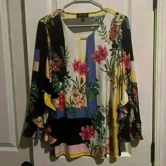 Melissa Paige size M Floral Blouse Shirt with Flowy Sleeves, key hole in front - Picture 1 of 8